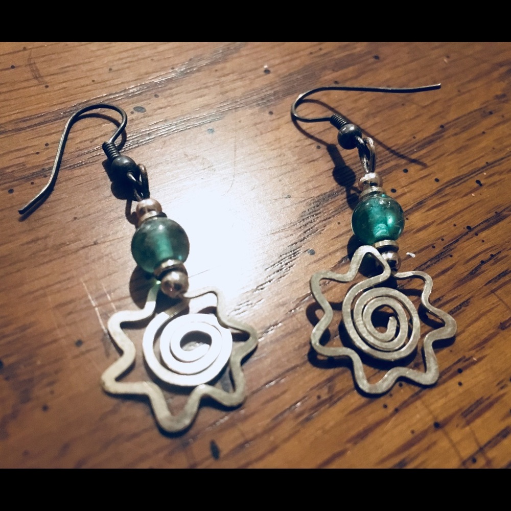 Vintage 1960s sun burst earrings - Picture 2 of 3